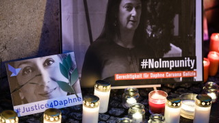 Стотици хора се събраха пред сградата на парламента в Малта