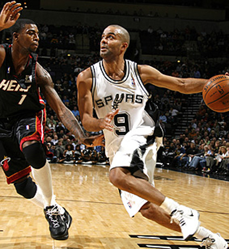 Шампионите от Сан Антонио бият у дома