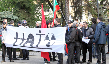 „НАТО вън”, скандираха протестиращи пред президентството 