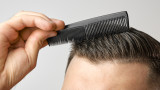 Гребенът за коса, пърхотът и как да си спестим неприятностите от мръсния аксесоар 
