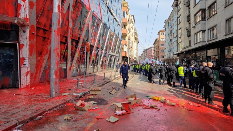 Прокуратурата повдига обвинения на шестима за погрома над Дома на Европа в София