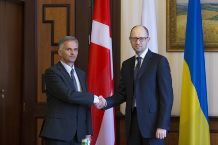 Киев посрещна президента на Швейцария с датското знаме