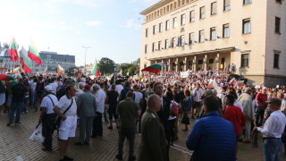 Яйца и ябълки хвърчат по сградата на Партийния дом в