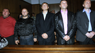 Намалиха наполовина присъдите на полицаите, убили Чората