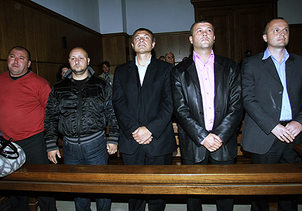 Намалиха наполовина присъдите на полицаите, убили Чората