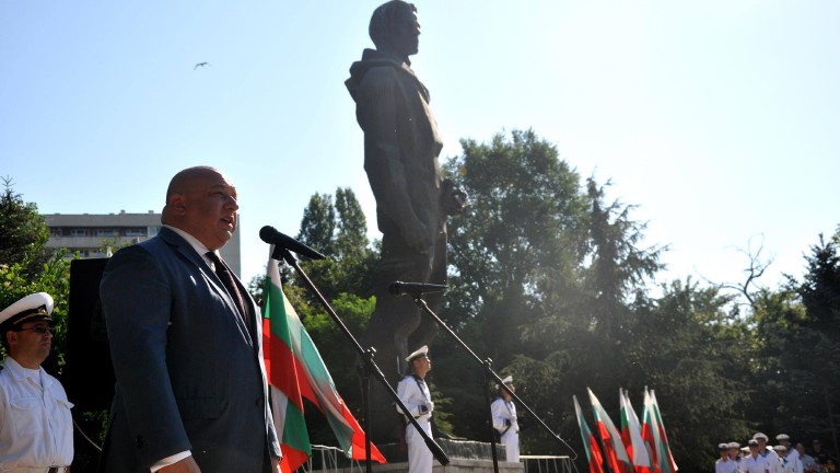 Министър Красен Кралев почете Никола Вапцаров във Варна