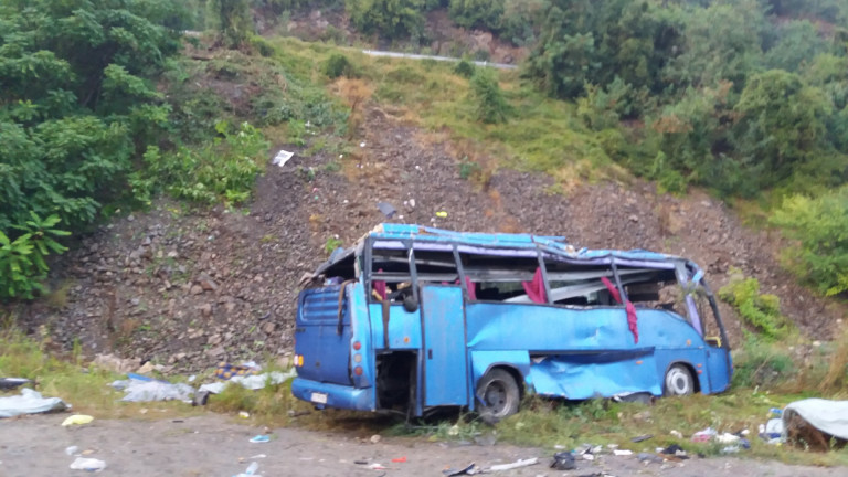 13 от 16-те загинали в катастрофата с автобус край Своге