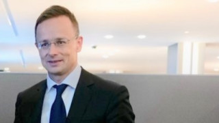 Унгарският външен министър се ваксинира с руската ваксина, обеща още 680 хиляди дози