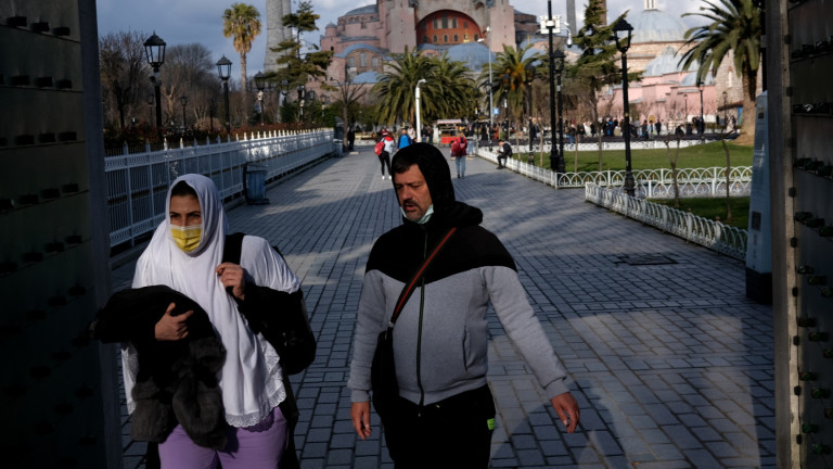 Турция връща ограниченията след рязък скок на коронавирус случаите