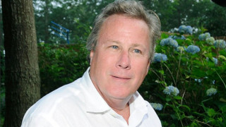 Джон Хърд известен с ролите си в Сам вкъщи и