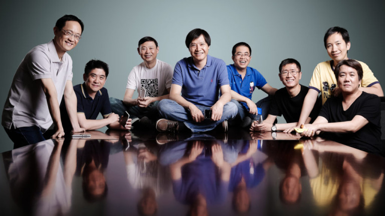 8-те основатели на Xiaomi, по средата е Лей Джун