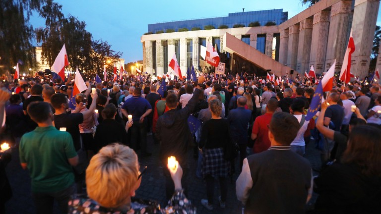 Десетки хиляди поляци за поредна вечер излязоха на протест срещу
