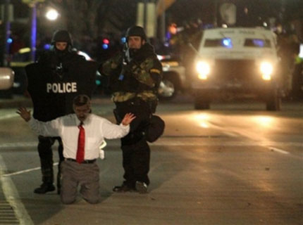 Психично болен взе заложници в предизборния щаб на Хилари Клинтън