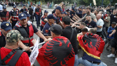 Протестиращи в Албания замеряха депутати с яйца, полицията им отвърна с водни оръдия и сълзотворен газ