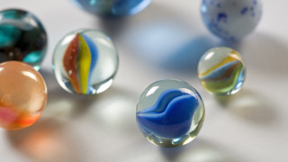 Защо гамбийците гласуват с мраморни топчета