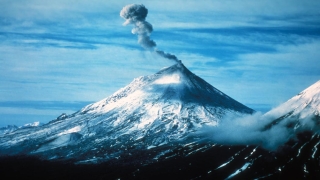 Вулканът Павлоф изригна в Аляска, изхвърли пепел на над 6 км