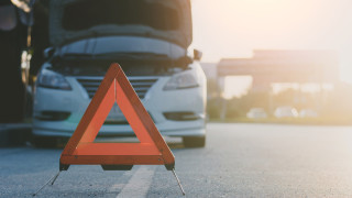 Дрогиран шофьор на камион помете кола в аварийната лента на