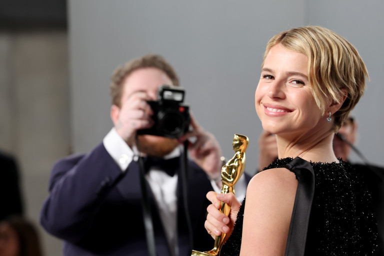 Джеси Бъкли със своя Оскар за най-добра актриса за ролята си в "Хамнет"