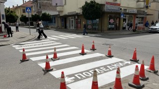 Община Ямбол започна полагане на нова пътна маркировка по улиците