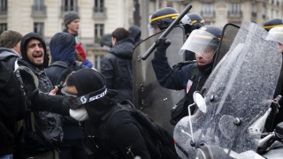 Стачка блокира петролни рафинерии във Франция 