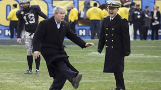 ВИДЕО: Бейзболисти за малко не пречукаха Джордж Буш