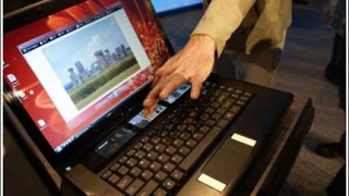 Intel показа лаптоп с втори дисплей отвън на капака