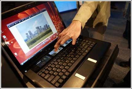 Intel показа лаптоп с втори дисплей отвън на капака