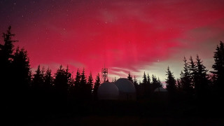 Северно сияние озари небето над България в ранните часове на