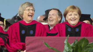 Канцлерът на Германия Ангела Меркел призова завършващите Харвард да съборят