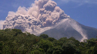 Евакуираха над 35 000 души в Гватемала заради изригване на вулкан