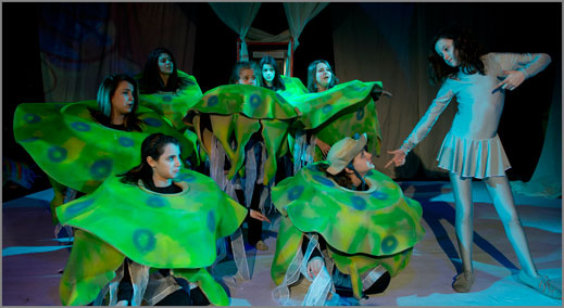 30 деца-артисти в пиесата "Морско синьо" на Сатиричния театър