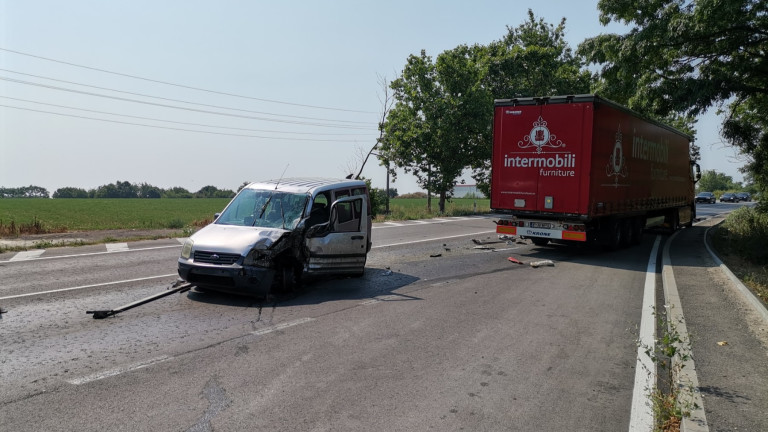 Тир с румънска регистрация и турски лек автомобил са катастрофирали