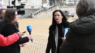 Кандидътът за премиер от името на ГЕРБ СДС Мария Габриел върна