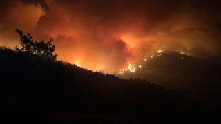 Поредна тежка нощ преживяха екипите борещи се с огнената стихия