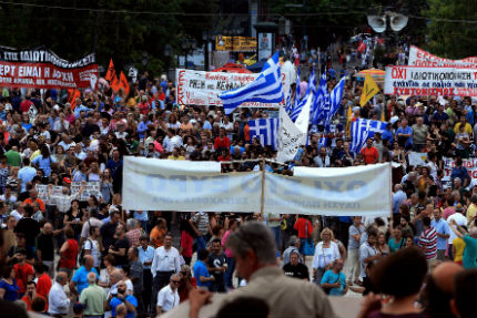 Хиляди на протест в Атина срещу строгите икономии 