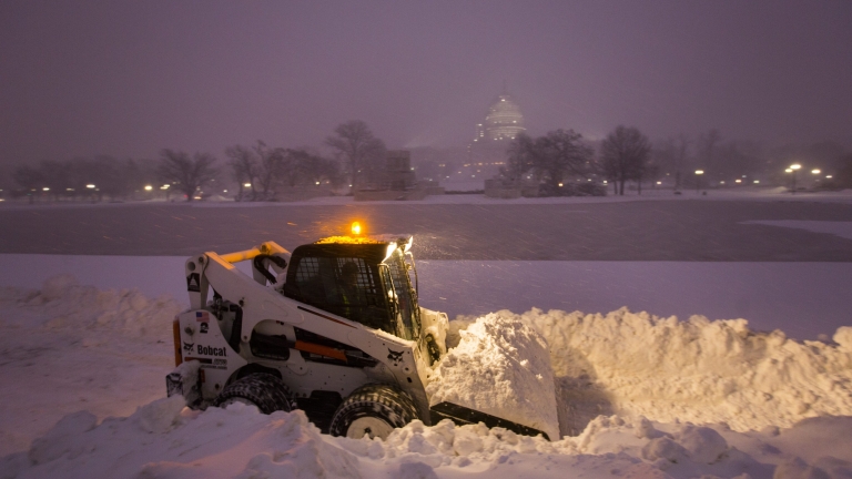 В Twitter се забавляват със #Snowzilla, връхлетяла изтока на САЩ