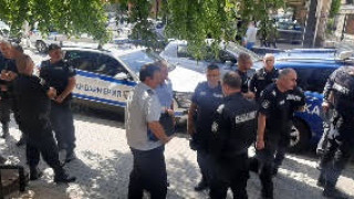 Жандармерия подсилва денонощната охрана на най сериозно засегнатите от наводнението карловски