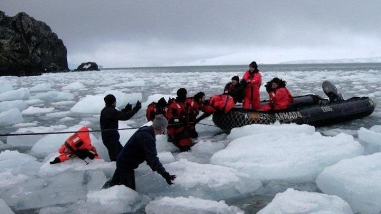 Българските антарктици не успяха да слязат на остров Ливингстън.
Причината -