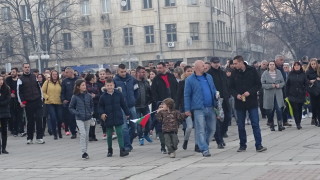 Стотици кюстендилци излязоха тази вечер на бдение в знак на