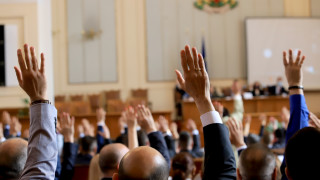 Депутатите от 45 ото Народно събрание гласуваха оставката на министрите от
