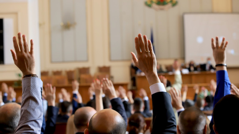 Депутатите от 45-ото Народно събрание гласуваха оставката на министрите от