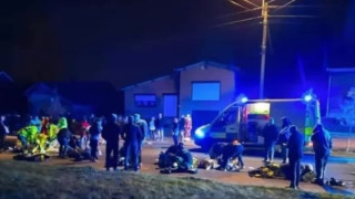 Кола се вряза с висока скорост в група карнавални участници