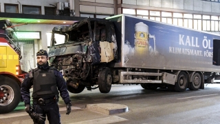 Изтеглиха камиона-камикадзе в Стокхолм