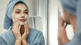 Както добре знаем кожата на лицето изисква по различни грижи в