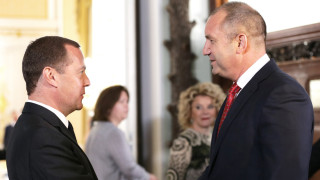 Българският държавен глава Румен Радев разговаря с министър председателя на Руската