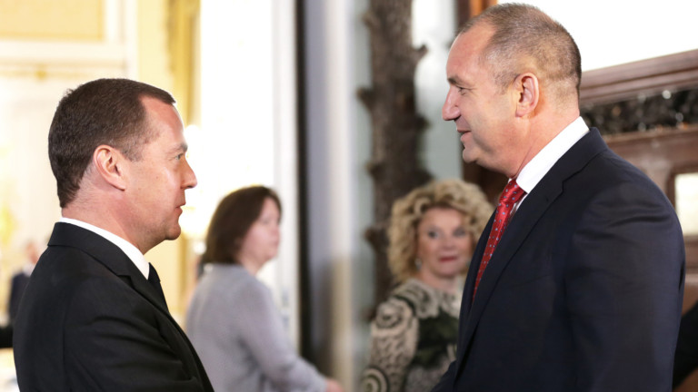 Българският държавен глава Румен Радев разговаря с министър-председателя на Руската