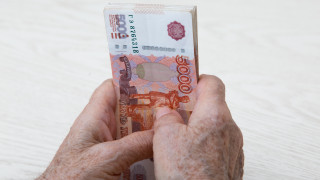 Руската рубла ускори поевтиняването си спрямо долара и еврото Това