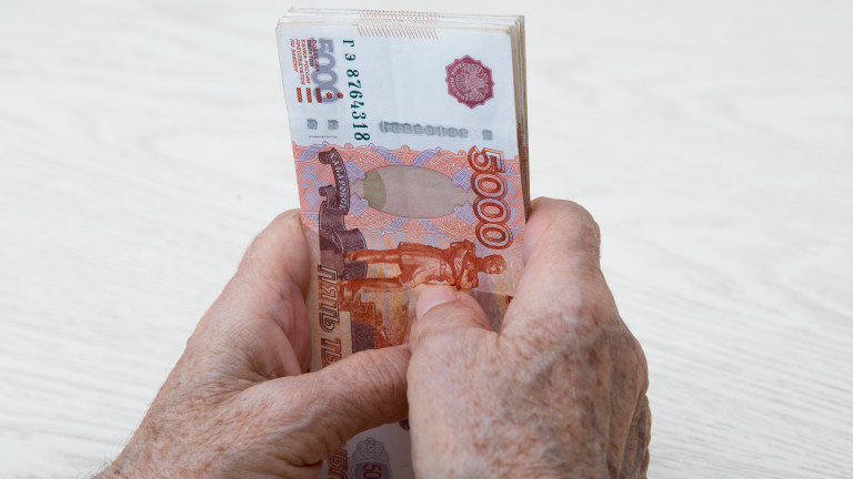 Руската рубла ускори поевтиняването си спрямо долара и еврото. Това