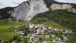Швейцарските власти наредиха на жителите да напуснат малко планинско селце