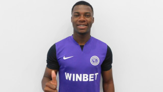 Двадесет годишният централен защитник от Еквадор Луис Кордова официално стана